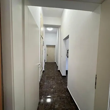 By Victoria ティラナ