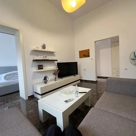 By Victoria ティラナ