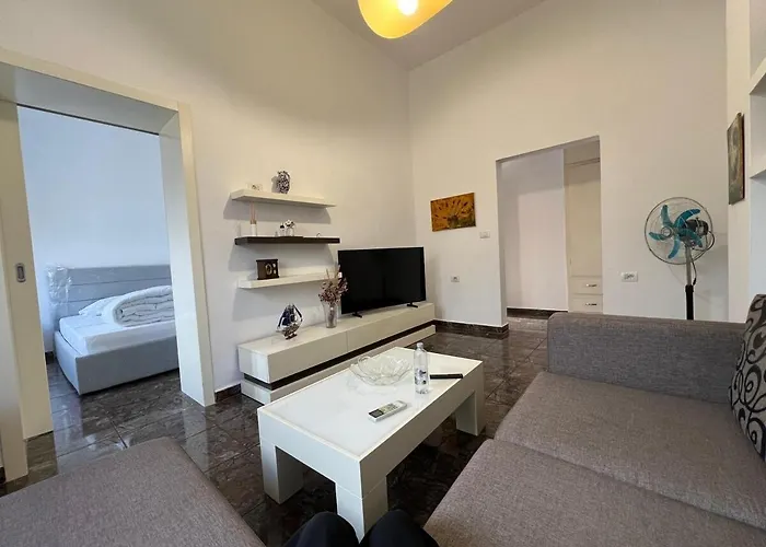 By Victoria ティラナ